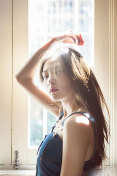 长腿养眼美女室内唯美写真